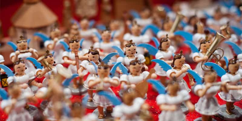 Gott im Alltag - der göttliche, weihnachtliche Engelschor dargestellt aus kleinen Holzfiguren.