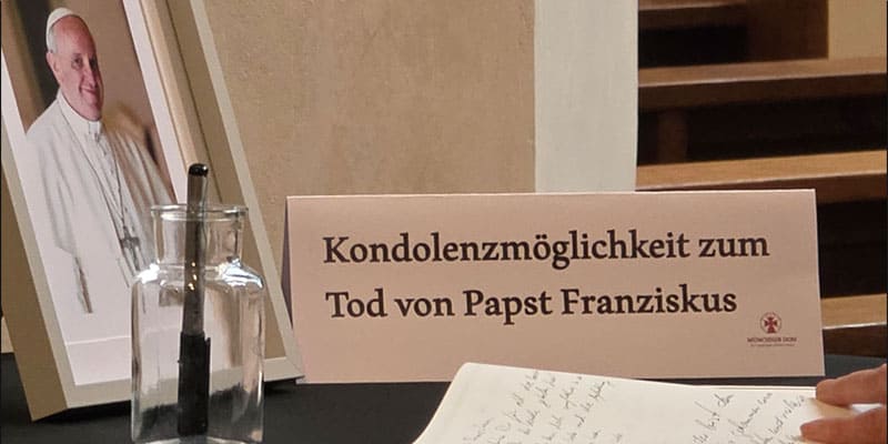 Ausgelegtes Kondolenzbuch anlässlich des Todes von Papst Franziskus