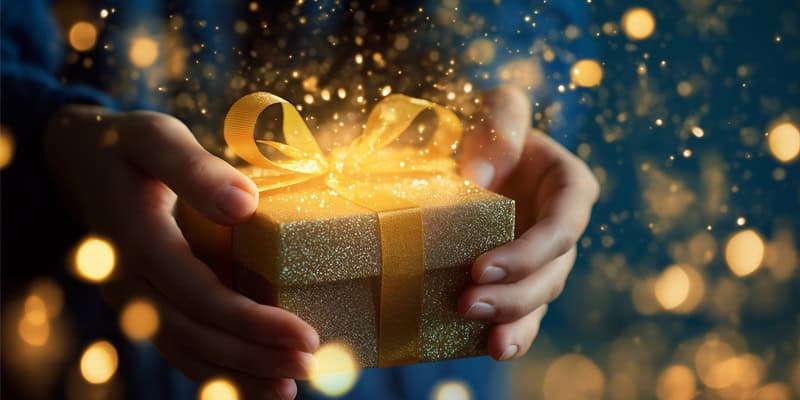 Hände reichen Geschenk