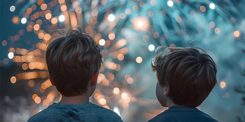 zwei Jungen schauen Feuerwerk