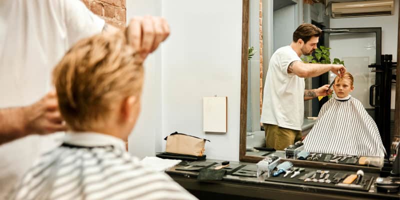 Gott im Alltag - Einem Jungen werden beim Friseur die Haare geschnitten