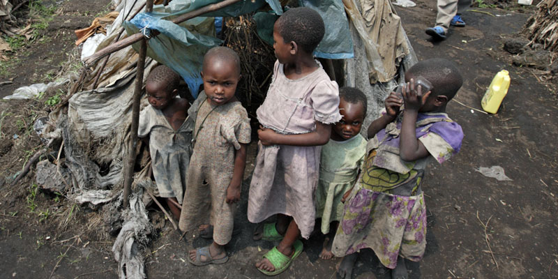 Gott im Alltag - eine gruppe Kinder in einem afrikanischen Slum